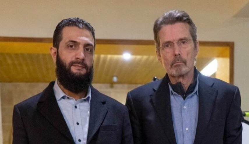 زعيم هيئة تحرير الشام (أبو محمد الجولاني) برفقة الصحفي الأمريكي (مارتن سميث).